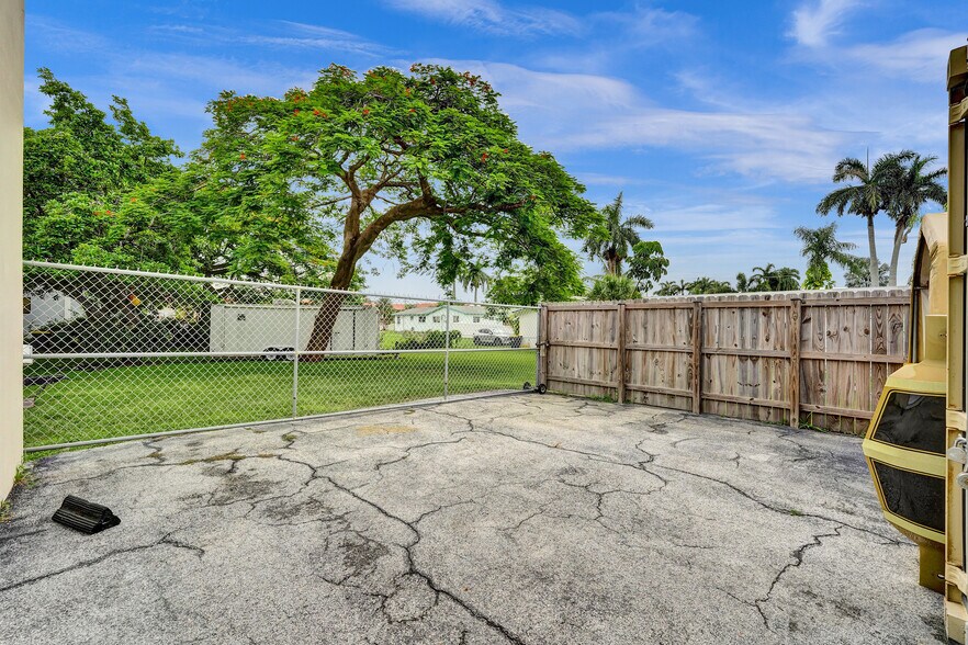 More Photos Of 121 SE 1st Ave, Dania Beach Auto Repair For Sale