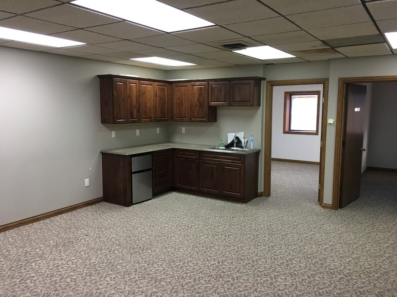 More Photos Of 21 Main St S, Minot Flex For Lease