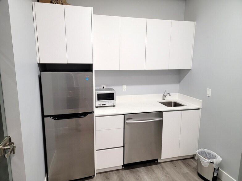 More Photos Of 580 Nicola Ave, Port Coquitlam Warehouse For Lease
