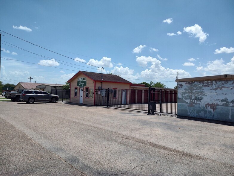 More Photos Of 4101 N Saint Marys St, Beeville Self Storage For Lease