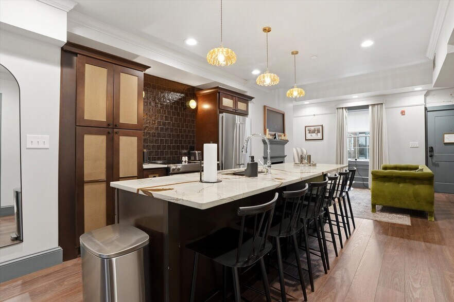 More Photos Of 140 N 2nd St, Philadelphia Hotel For Sale