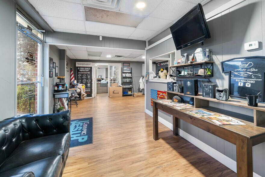 More Photos Of 580 Sw Broad St, Jesup Light Manufacturing For Sale