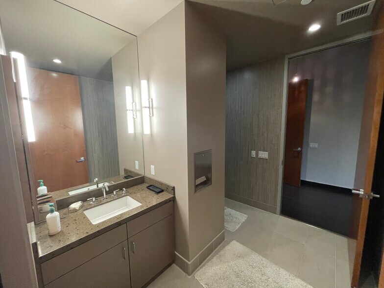 More Photos Of 26010 Mureau Rd, Calabasas Office For Sale