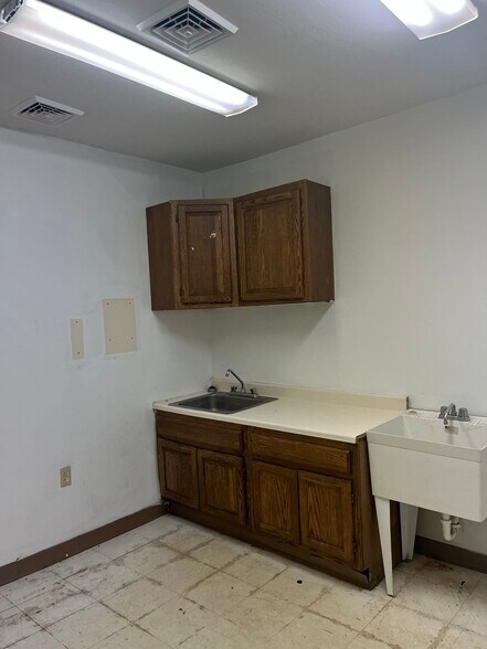 More Photos Of 101 Newbury Hollow Ln, Syracuse Warehouse For Lease