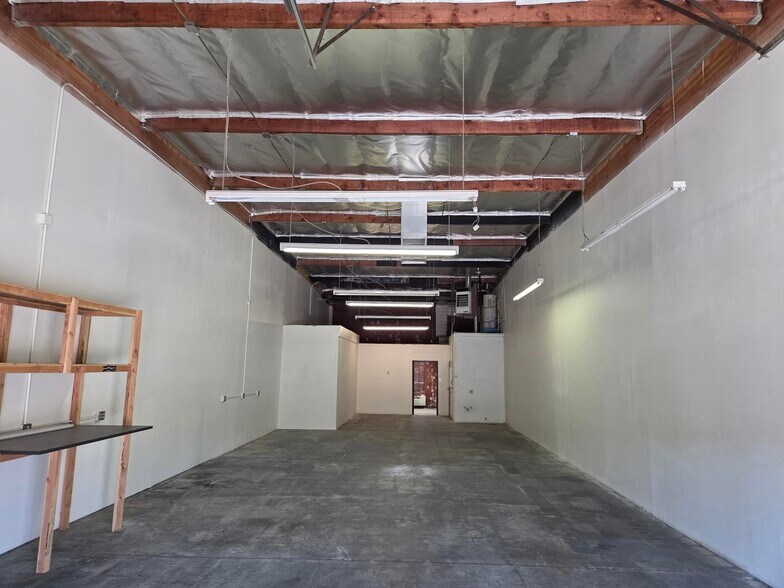 More Photos Of 26818 Oak Ave, Canyon Country Warehouse For Lease
