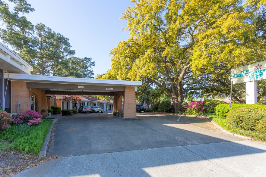 More Photos Of 2916 Market St, Wilmington Hotel For Sale