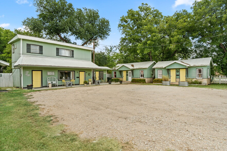 Primary Photo Of 702 W Wallace St, San Saba Hotel For Sale