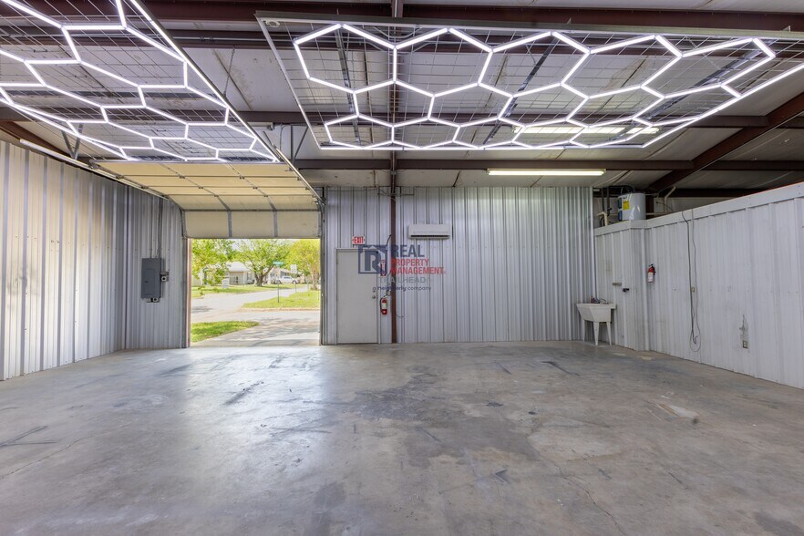 More Photos Of 1201 Barnard Street, Glen Rose Office For Lease
