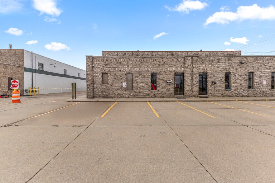 More Photos Of 32639-32645 Industrial Rd, Garden City Warehouse For Sale