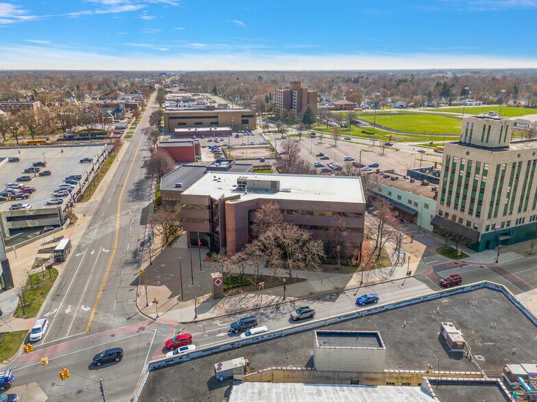 More Photos Of 10 S Main St, Mount Clemens Office For Lease