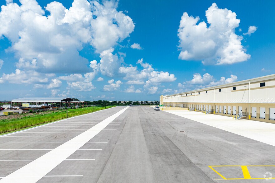 More Photos Of 16500 Oriole Rd, Fort Myers Industrial For Lease