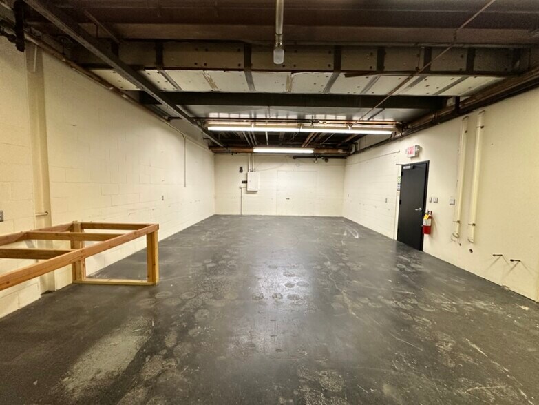 More Photos Of 76 Viaduct Rd, Stamford Warehouse For Lease
