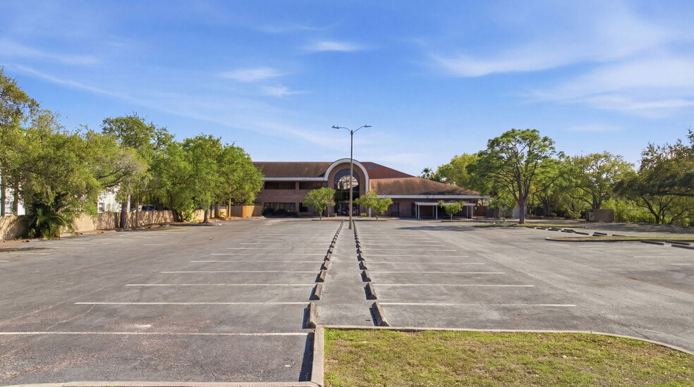 More Photos Of 7655 38th Ave N, Saint Petersburg Office For Sale