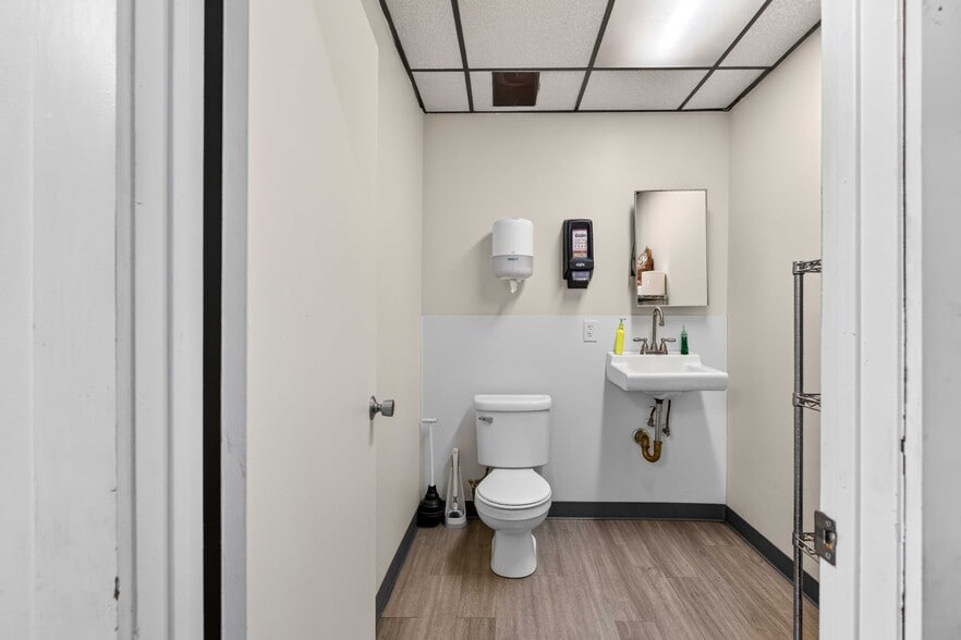 More Photos Of 618 Thompson Ave, Glendale Warehouse For Sale
