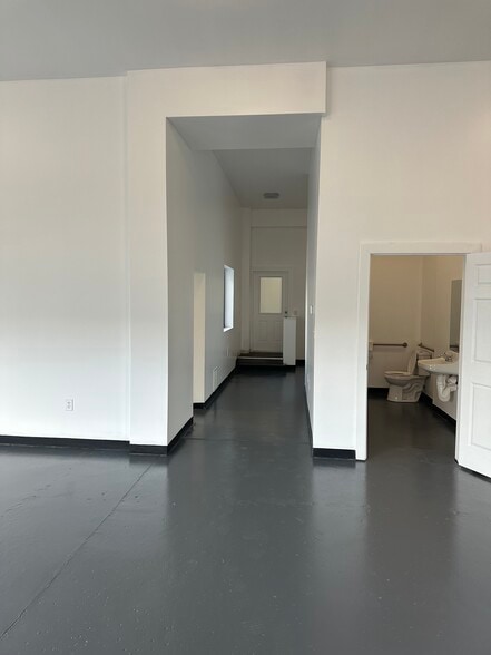 More Photos Of 686 Montgomery Ave, Lexington General Retail For Sale