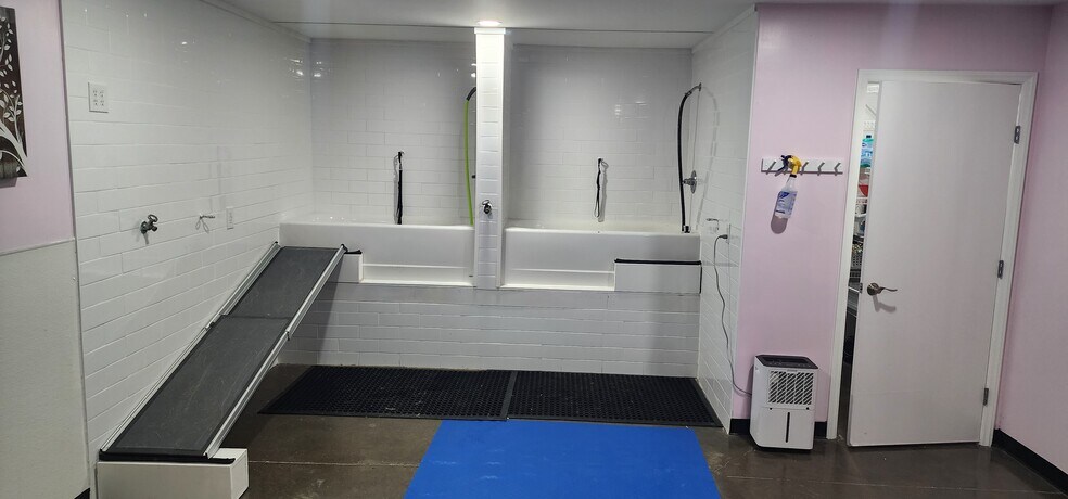 More Photos Of 4015 Fawnbrooke Dr, Indian Trail Veterinarian Kennel For Sale