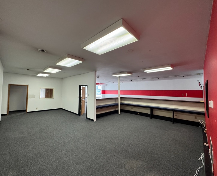 More Photos Of 6244-6250 S Archer Rd, Summit Argo Storefront For Sale