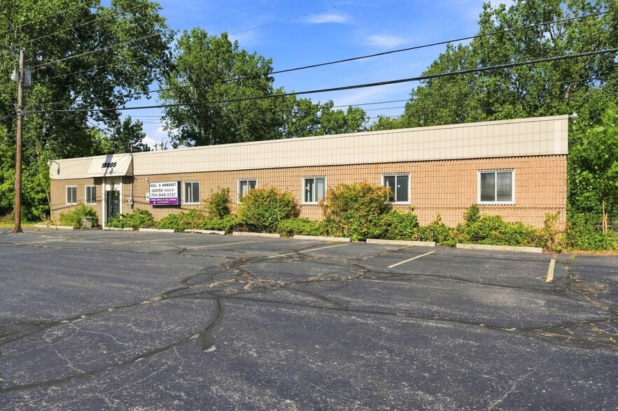 More Photos Of 12305 Beech Daly Rd, Taylor Flex For Lease