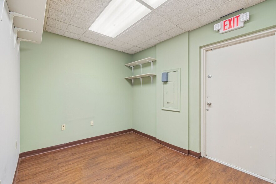 More Photos Of 8525-8549 Gunn Hwy, Odessa Unknown For Lease