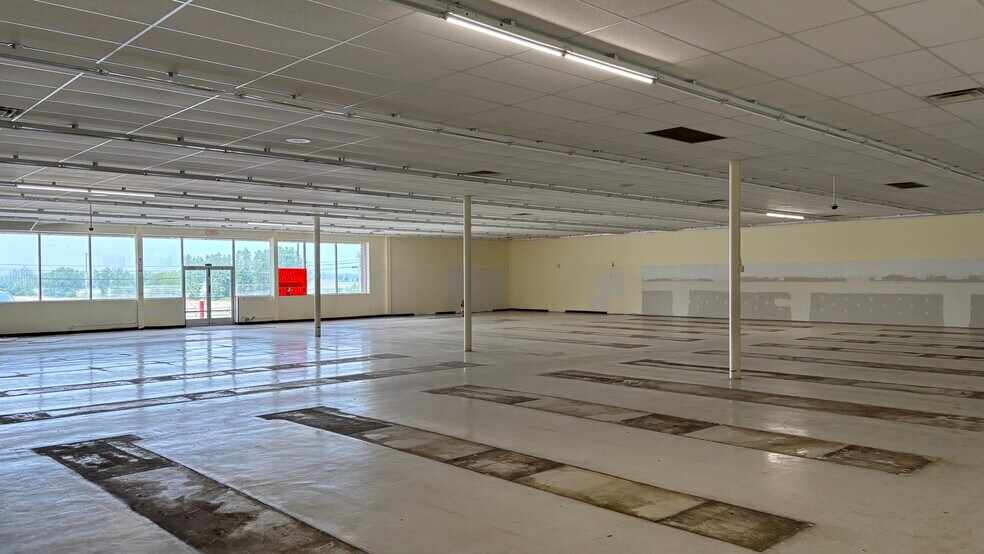 More Photos Of 4464 Huron St, North Branch Freestanding For Lease