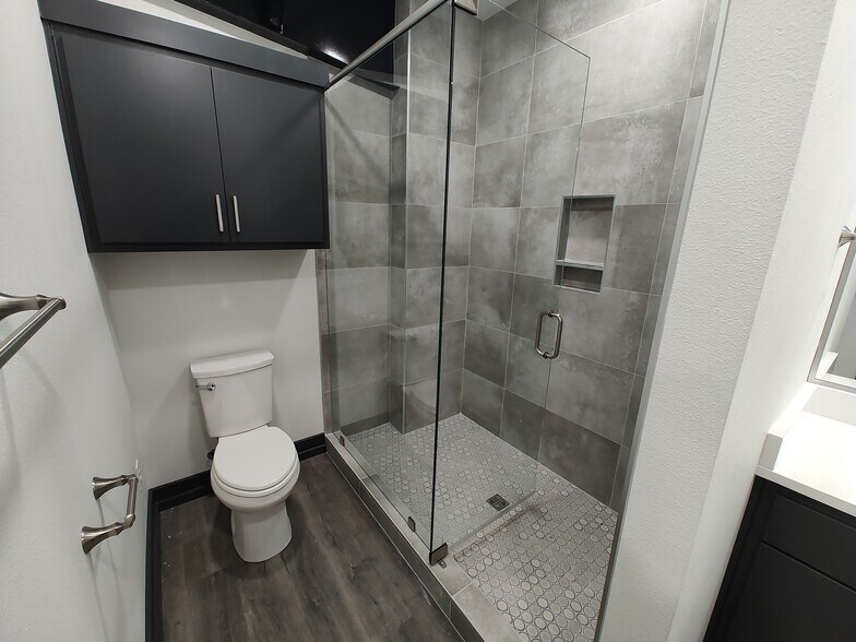 More Photos Of 165 Perimeter Road Rd, Longview Airplane Hangar For Sale