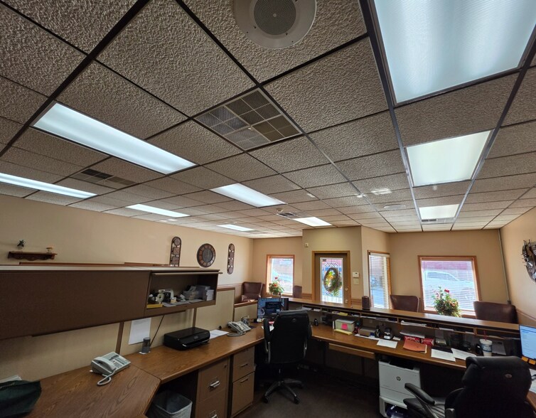 More Photos Of 204 S Washington St, Mc Leansboro Office For Sale