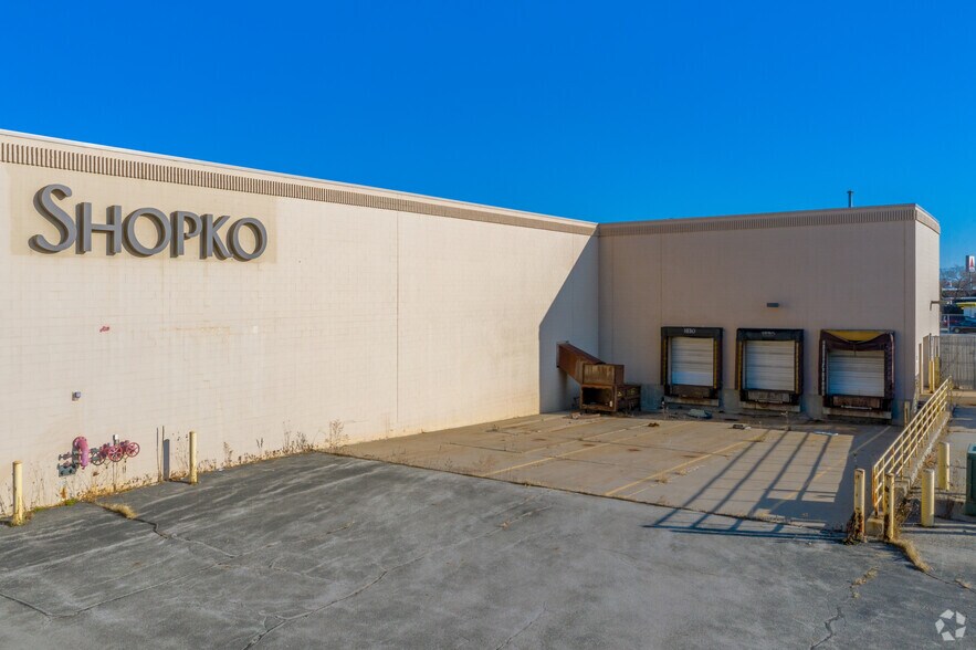 More Photos Of 699 S Green Bay Rd, Neenah Unknown For Lease