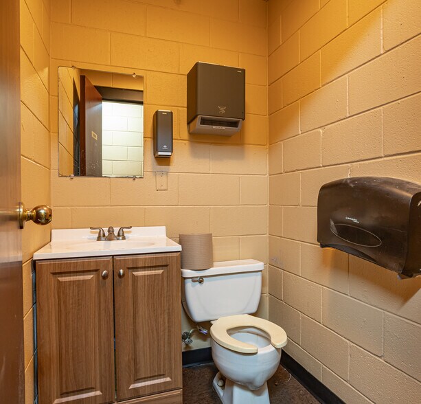 More Photos Of 601 McDuffie Ave, Selma Warehouse For Lease