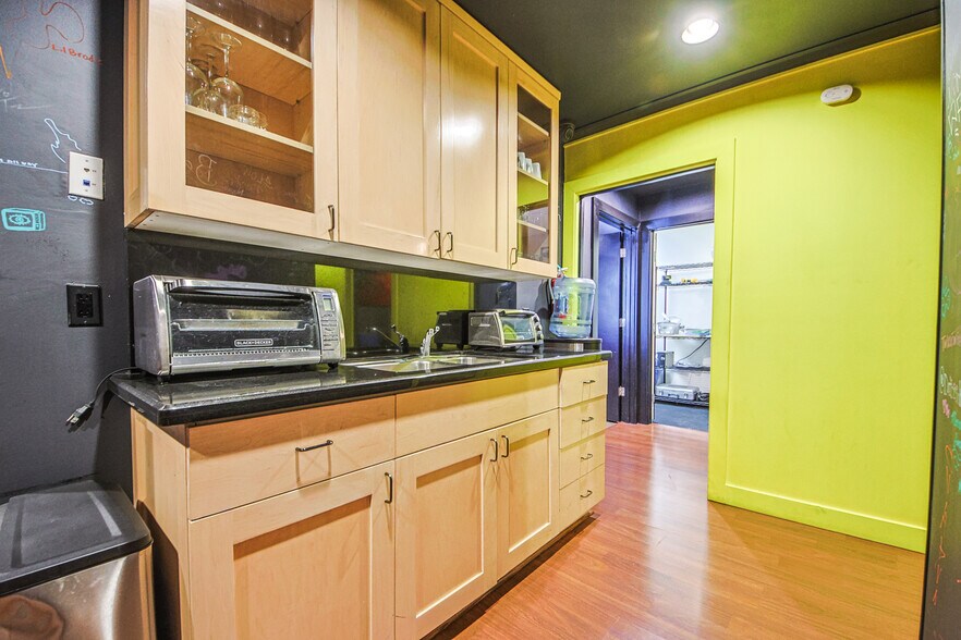 More Photos Of 10800 Ventura Blvd, Studio City Loft Creative Space For Lease