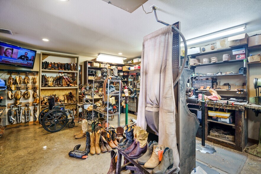 More Photos Of 2524 Carson St, Haltom City Storefront Retail Office For Sale