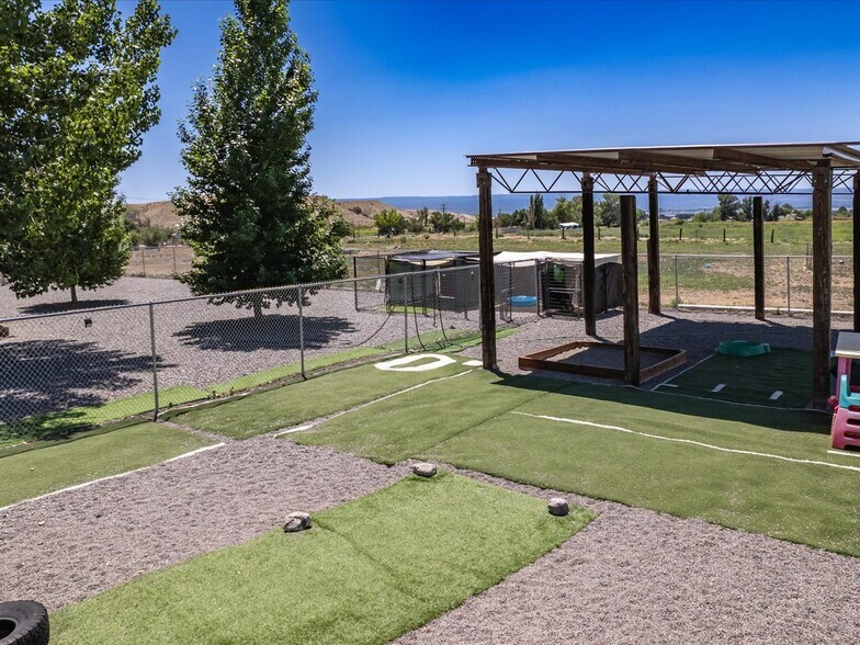 More Photos Of 13989 6900 Rd, Montrose Veterinarian Kennel For Sale