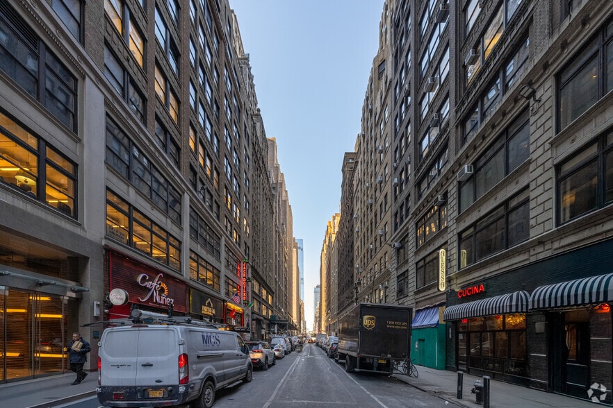 More Photos Of 260 W 35th St, New York Office Residential For Lease