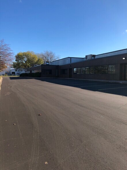 Primary Photo Of 300 S Owasso Blvd E, Little Canada Showroom For Lease