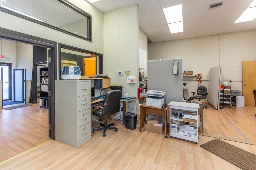 More Photos Of 37 Lark Industrial Pky, Greenville Warehouse For Sale