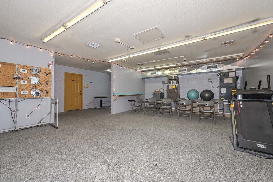 More Photos Of 11123-11127 W Nevada Ave, Youngtown Office For Sale