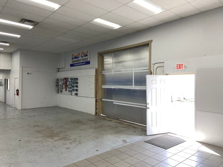 More Photos Of 17809 E Appleway Ave, Spokane Valley Showroom For Lease