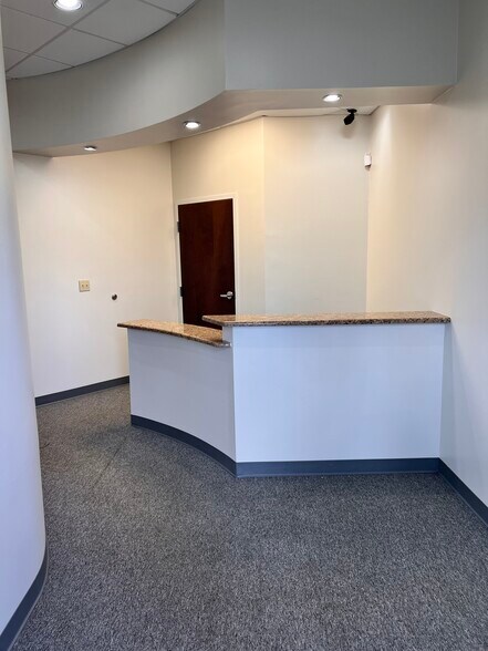 More Photos Of 7751 Kingspointe Pky, Orlando Light Distribution For Lease