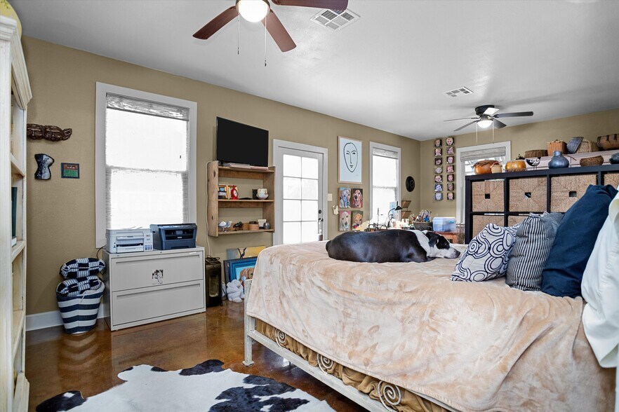 More Photos Of 310 N Mound St, Nacogdoches Flex For Sale