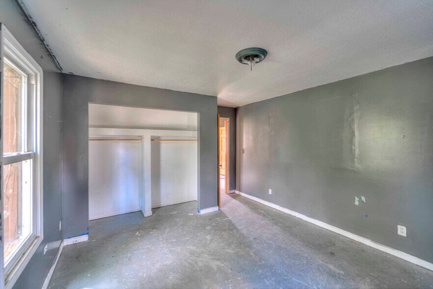 More Photos Of 1011 Lansing Ave, Jackson Storefront For Sale