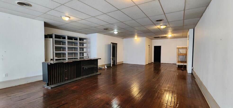 More Photos Of 104 E Main St, Washington Flex For Sale