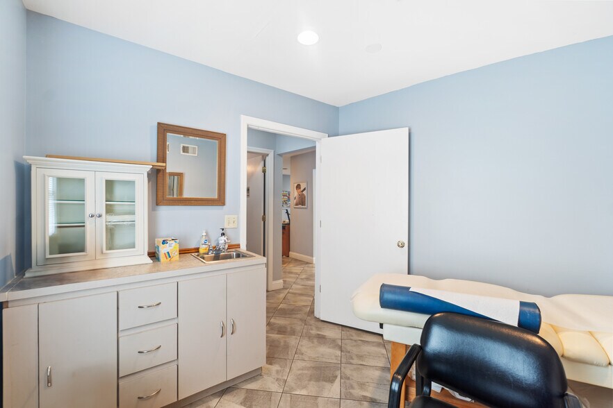 More Photos Of 137 Rutherford Ave, Franklin General Retail For Lease