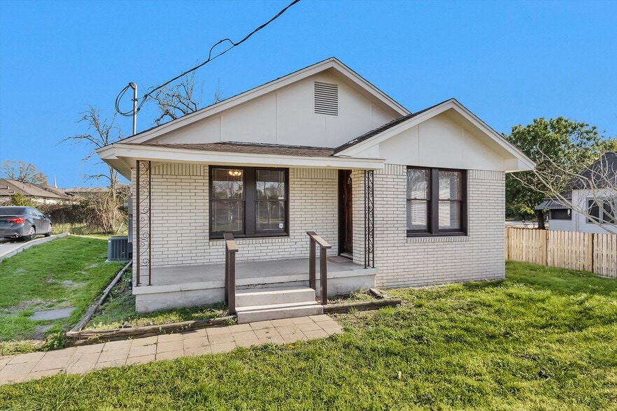 Primary Photo Of 207 W Montgomery St, Willis Office For Lease