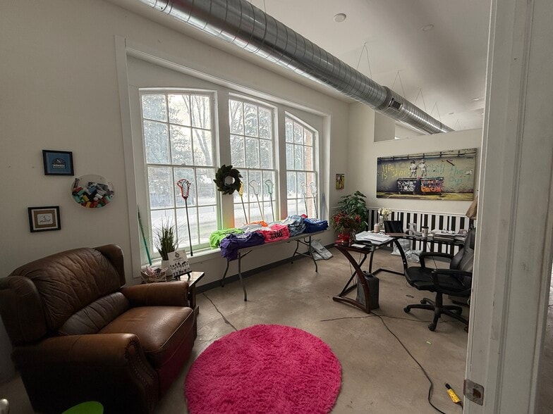 More Photos Of 11 Pottery Rd, Sullivan Unknown For Lease