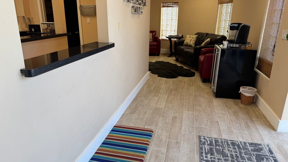 More Photos Of 1785 NE Broad Cswy, North Miami Beach Medical For Lease