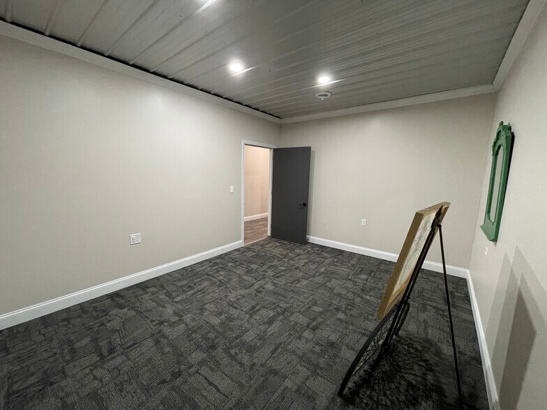 More Photos Of 1655 Plett Rd, Cadillac Office Residential For Lease