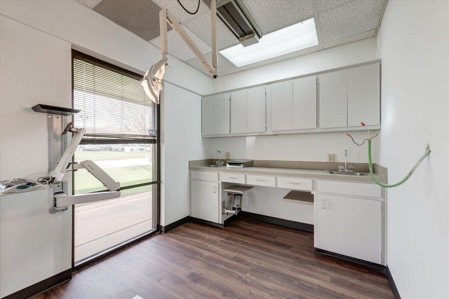 More Photos Of 2701 Osler Dr, Grand Prairie Medical For Sale