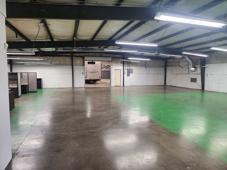 More Photos Of 111 Montclair St, Tullahoma Warehouse For Lease
