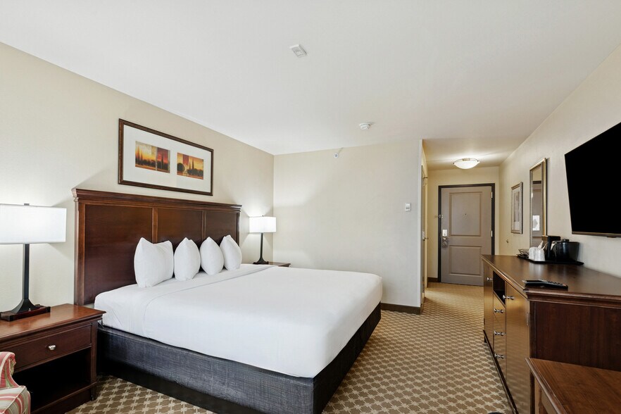 More Photos Of 130 Holiday Blvd, Covington Hotel For Sale