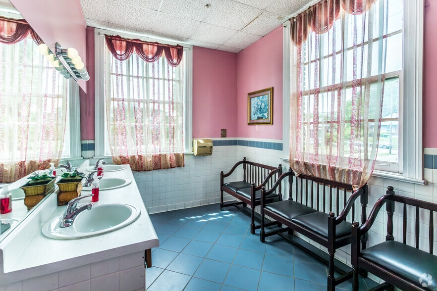 More Photos Of 1110 Faxon Ave, Memphis Religious Facility For Sale