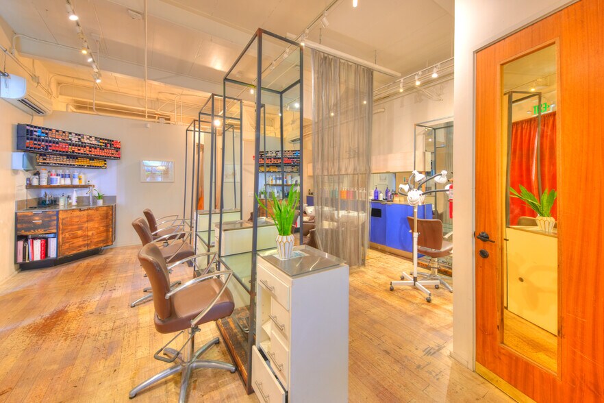 More Photos Of 401 Kamakee St, Honolulu Office For Lease